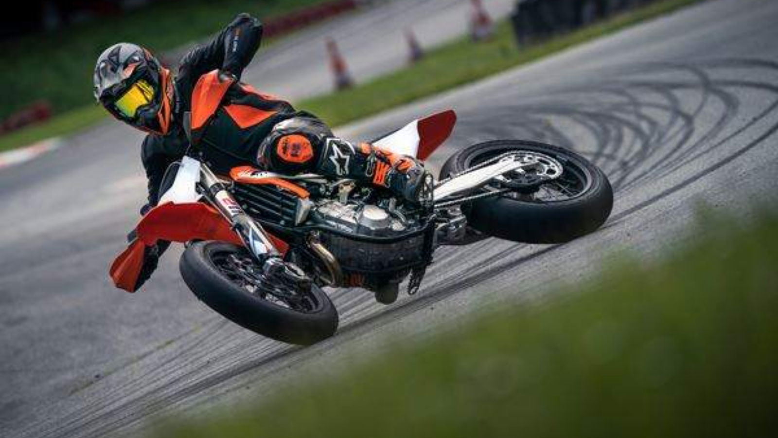 KTM 450 SMR 2021 Action3 (1) (1).jpg